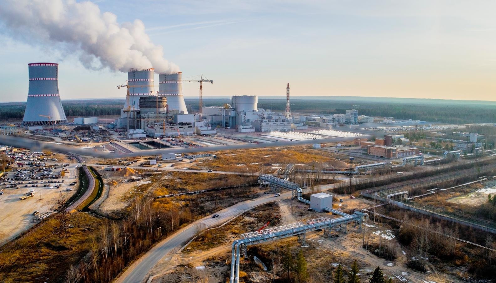 Power station with cooling towers and connecting pipelines